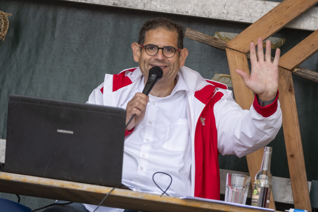 Mit humorvollen Kommentaren und launigen Interviews führte Magic Ingo durch die Kürbisregatta und hielt Zuschauer wie Teilnehmer bestens bei Laune. Foto: Ronald Larmann/pp/Agentur ProfiPress