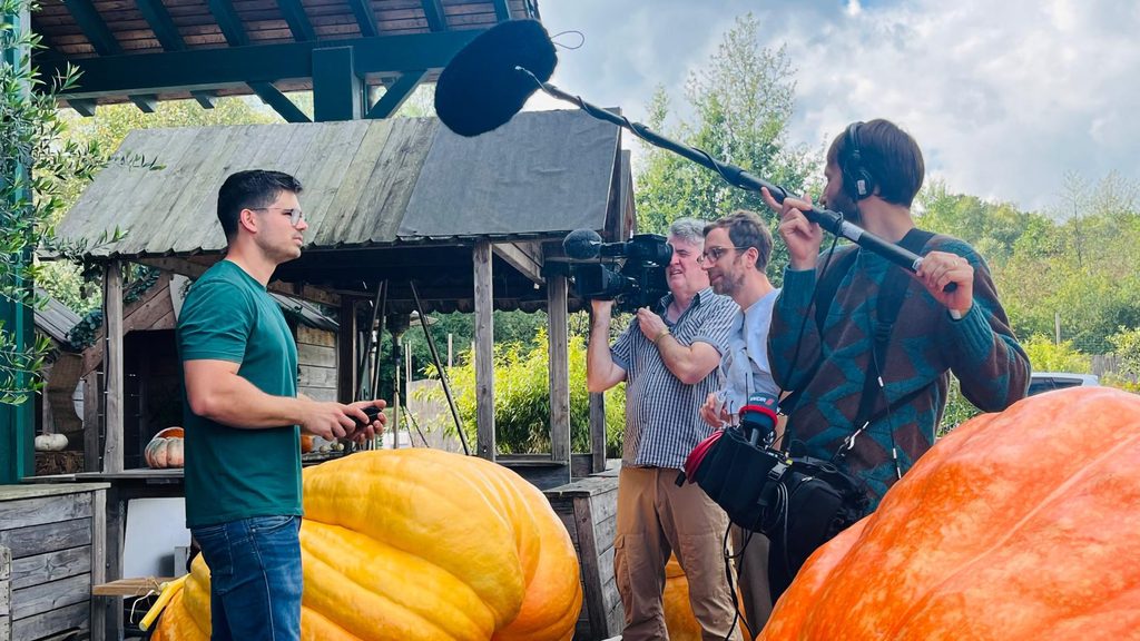 Gefragter Experte: Krewelshof-Jungbauer Max Bieger stellte sich zwischen den orangefarbenen Giganten den Fragen eines WDR-Fernsehteams. Foto: Krewelshof/pp/Agentur ProfiPress
