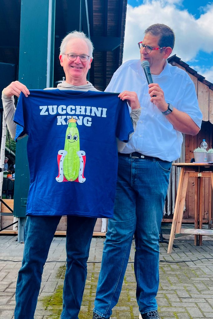 Moderator „Magic Ingo“ gratulierte „Zucchini King“ Stephen Williams zum neuen deutschen Rekord: Seine Marrow-Zucchini brachte 73 Kilogramm auf die Waage. Foto: Krewelshof/pp/Agentur ProfiPress