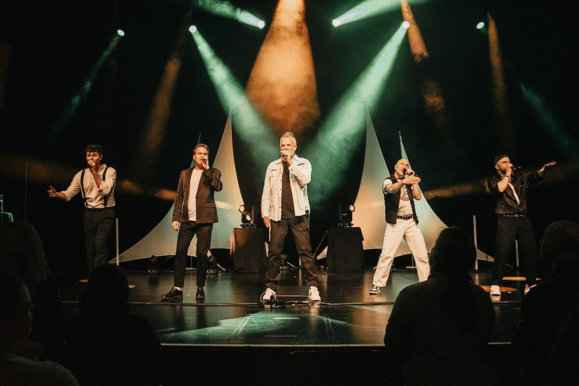 Kultur Am Turmhof Alte Bekannte Jona-Schlochtermeier Daniel „Dän“ Dickopf, Friedemann Petter, Clemens Schmuck, Björn Sterzenbach und Ingo Wolfgarten verbinden musikalisch und textlich ausgefeilte Songs mit unterhaltsamen Moderationen und einer gehörigen Portion Spielfreude. Foto: Jona Schlochtermeier/pp/Agentur Profipress