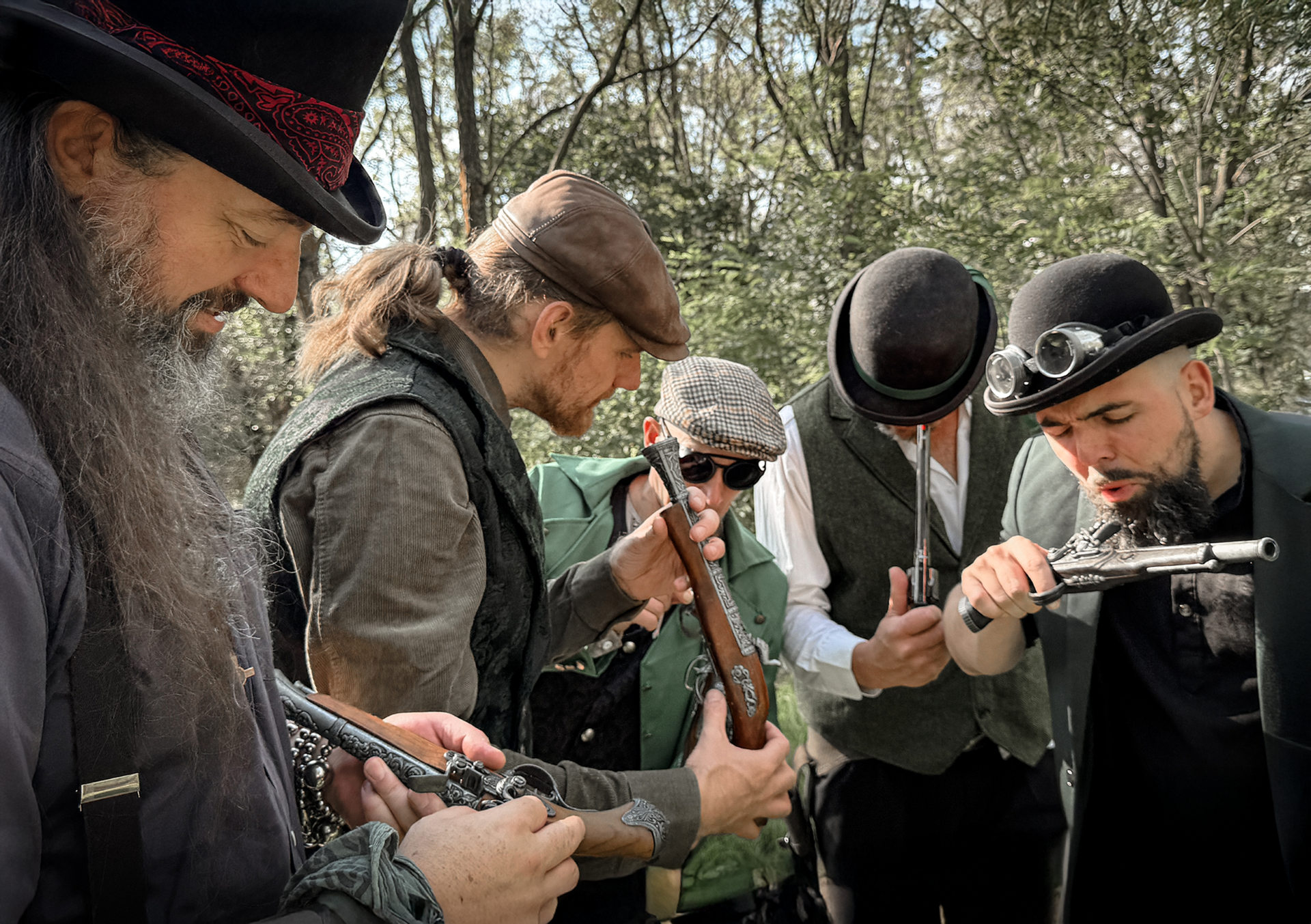 Lesung Burgbäckerei 26.09. Das Buch „Die Boar Boys – Von Whiskey, Wichteln & Wegelagerei“ verspricht eine Mischung aus schwarzem Humor, Fantastik und einem kräftigen Schuss erzählerischer Anarchie. Foto: KI-Bild/Burgbäckerei zu Satzvey/pp/Agentur Profipress