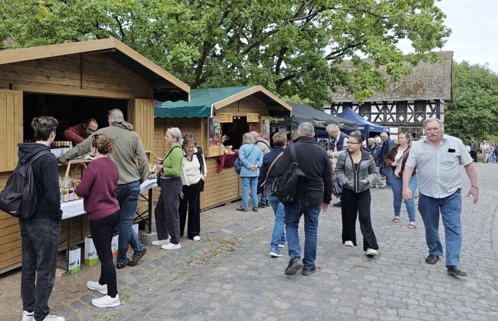 Bummeln, probieren und einkaufen: Der Markt mit regionalen Produkten, Handarbeiten und kulinarischen Angeboten war auch diesmal ein wichtiger Bestandteil des „Tags nach der Ernte“ im Rheinischen Freilichtmuseum. Foto: Manfred Lang/pp/Agentur ProfiPress