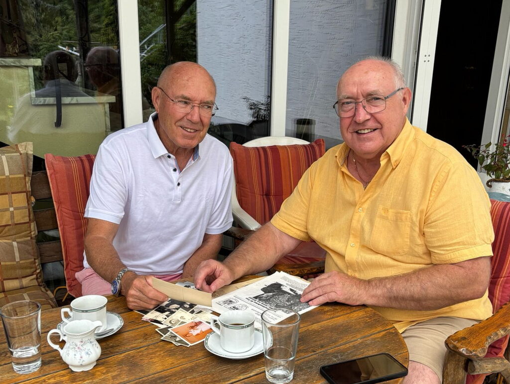Matthias und Berti (r.) Jannes erinnerten sich im Gespräch mit der Mechernicher Agentur ProfiPress für diese Serie an ihre Tante Christine „Tina“ Jannes, die in der Familie auch „Steng“ und von den Kindern „Tant Tinna“ genannt wurde. Mit alten Fotos und Zeitungsausschnitten halfen sie, das Leben der bekannten Strempter Hebamme nachzuzeichnen. Foto: Erna Jannes/pp/Agentur ProfiPress