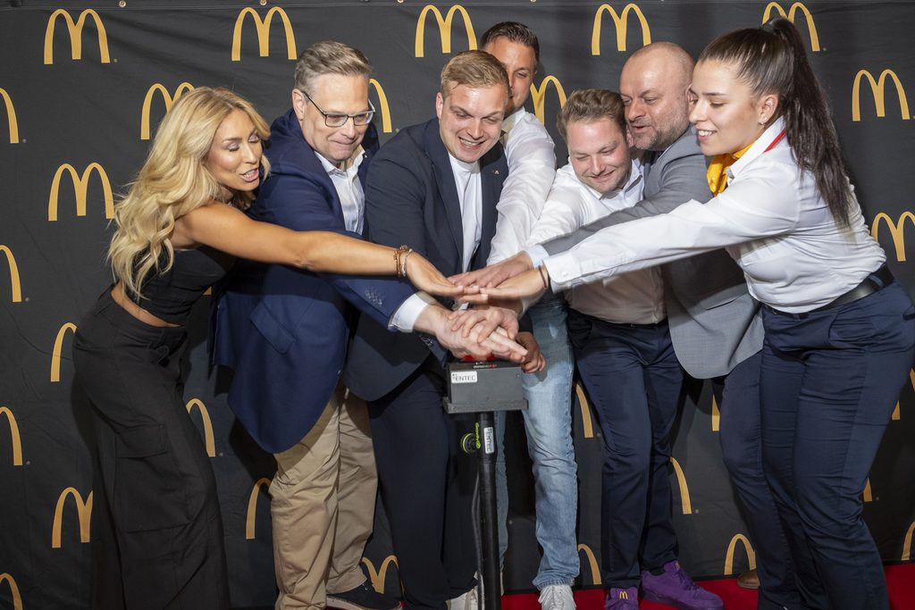Alle Hände auf den Buzzer: Gemeinsam mit Bürgermeister Michael Fingel, Sängerin Linda Teodosiu und seinem Team gab Franchisenehmer Mats Riepenhausen (3.v.l.) das Startsignal für das „Grand Opening“ in Kommern. Foto: Larmann/pp/Agentur ProfiPress