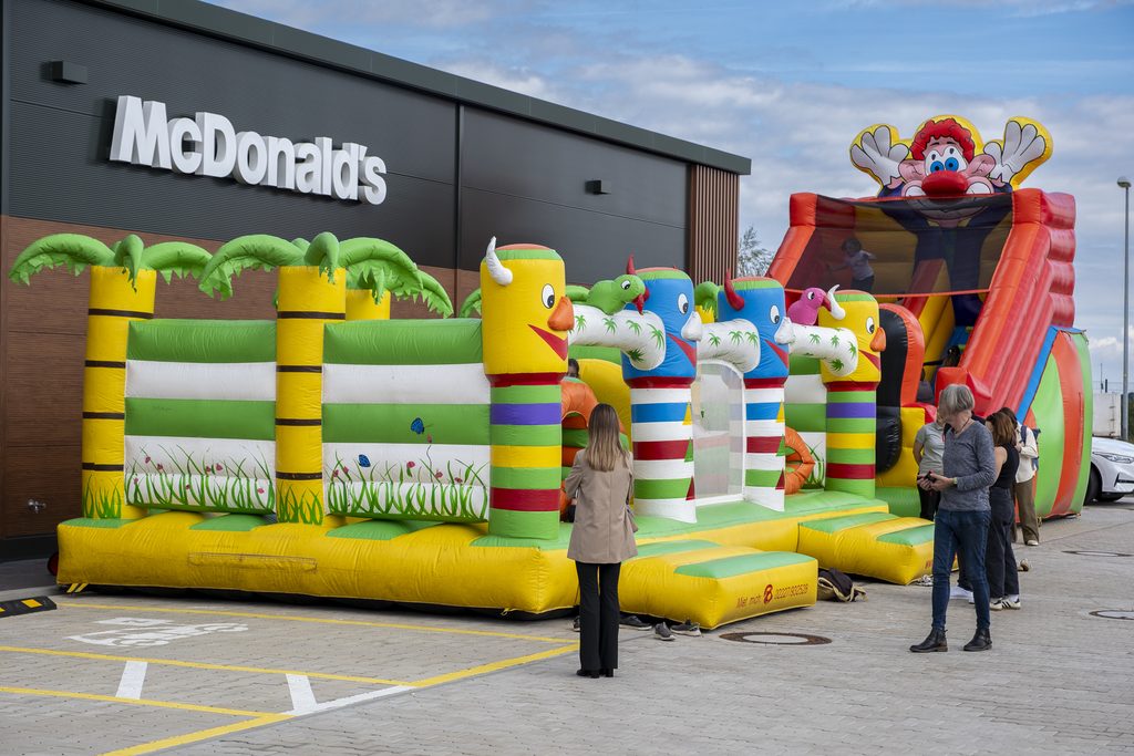 Familienfest vor dem goldenen M: Zur großen Neueröffnungsfeier verwandelte sich das McDonald’s-Gelände in Kommern mit Hüpfburgen, Riesenrutsche und weiteren Attraktionen in einen großen Spielplatz. Foto: Ronald Larmann/pp/Agentur ProfiPress