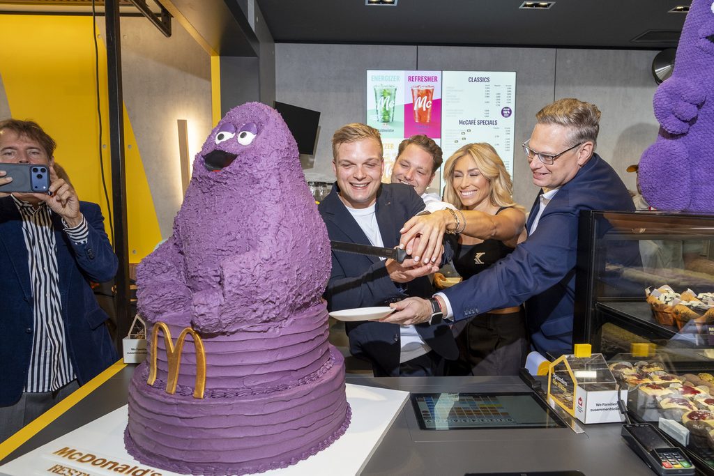 Grimace in XXL: Franchisenehmer Mats Riepenhausen (l.) schnitt gemeinsam mit Restaurant-Manager Phil Petersmann (2.v.l.), Sängerin Linda Teodosiu und Peter Schürger die rund 50 Kilogramm schwere Torte an. Foto: Ronald Larmann/pp/Agentur ProfiPress