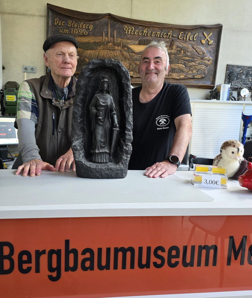 Bruno Grobelny (l.) übergab die aus polnischer Steinkohle gearbeitete Barbara als Dauerleihgabe an Günter Nießen, den Vorsitzenden des Fördervereins Bergbaumuseum Mechernich. Die Schutzpatronin der Bergleute soll künftig im Trauzimmer unter Tage ihren Platz finden. Foto: Manfred Lang/pp/Agentur ProfiPress