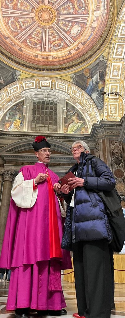Ludwig Kröger bei seiner Amtseinführung am 15. Dezember 2025 mit seiner Schwester Hedwig im Petersdom: Auch die Familie begleitet den ungewöhnlichen Weg des früheren Mechernicher Kaplans nach Rom. Foto: Archiv Kröger/pp/Agentur ProfiPress