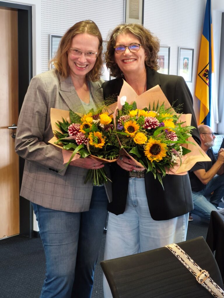 Ab sofort ein Spitzen-Team: Sandra Köhn, die die Gesamtschule Mechernich vorübergehend kommissarisch leitete und ihre neue Vorgesetzte, die frischgebackene Schulleiterin Britta Braun aus Bad Münstereifel. Foto: Kerstin Rottland/pp/Agentur ProfiPress