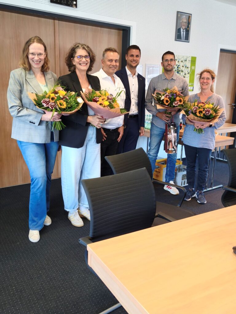 Ein Abschied und drei Neubeginne (v.l.): Sandra Köhn und Britta Braun (Gesamtschule Mechernich), Ausschuss-Vorsitzender Peter Schweikert-Wehner, Bürgermeister Michael Fingel, Martin Schmitz (KGS Mechernich) und Stefanie Päffgen-Willmann (KGS Kommern). Foto: Kerstin Rottland/pp/Agentur ProfiPress