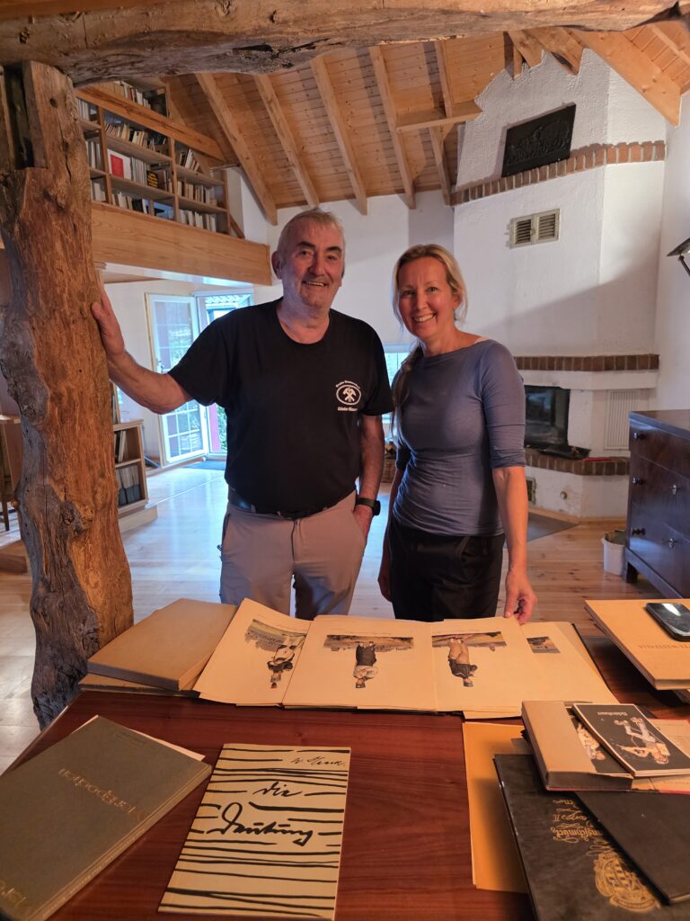 Bergbauschätze über Tage: Fördervereinsvorsitzender Günter Niesen und Nina Metternich mit einem Teil der bergbau- und montanhistorischen Bücher und großformatigen Bildtafeln, die Nina und Dr. Ralph Metternich dem Bergbaumuseum Mechernich als Dauerleihgabe anvertrauen. Die Stücke stammen aus der mehrere tausend Bände umfassenden Bibliothek des früheren Hauseigentümers Hans-Henning Ottermann und sollen nun gesichtet, archiviert und zum Teil öffentlich ausgestellt werden. Foto: Manfred Lang/pp/Agentur ProfiPress