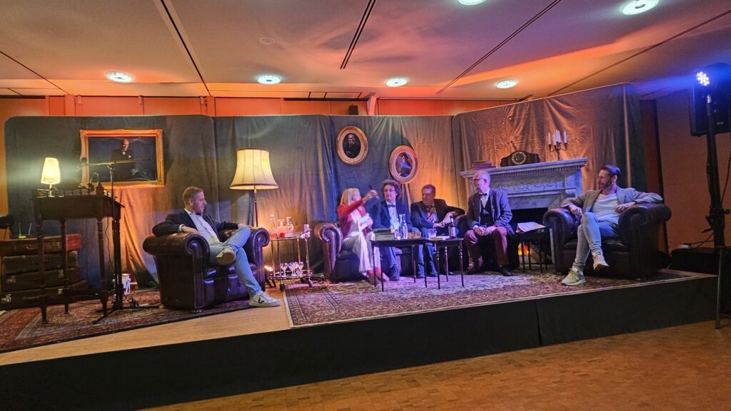 Fast wie im englischen Gentlemen’s Club – nur erheblich gefährlicher: Moderatorin Susanne Edl nahm beim ausverkauften Auftakt von „Nordeifel Mordeifel“ im Forum der Sparkasse in Euskirchen Autoren und Gastgeber ins Verhör. Ralf Kramp, Peter Godazgar und Klaus Stickelbroeck sorgten für literarischen Mord und Totschlag, Landrat Markus Ramers (l.) und Daniel Ruland von der Kreissparkasse ließen sich ebenfalls „kriminelle“ Geheimnisse entlocken. Foto: Nordeifel Tourismus GmbH/pp/Agentur ProfiPress