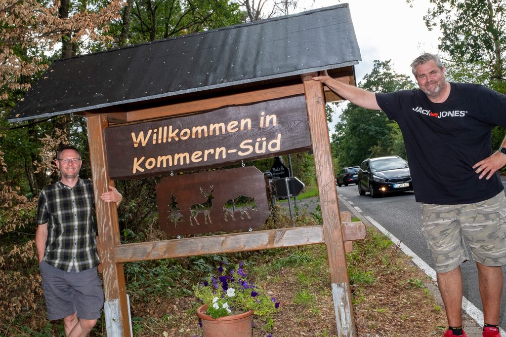 Viel Eigenleistung steckt im neuen Ortsschild: Andreas Roth (l.) fertigte die Schriftzüge mit seiner selbstgebauten CNC-Fräse im Keller, Pierre Benz half beim Aufbau. Foto: Ronald Larmann/pp/Agentur ProfiPress