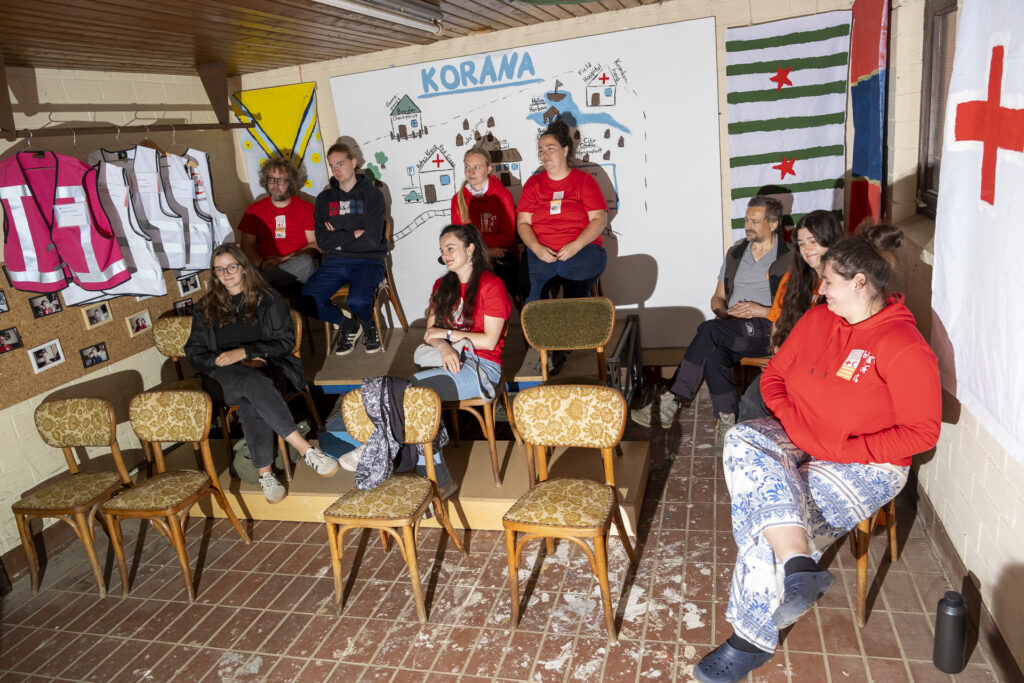 Im fiktiven Land „Korana“ erlebten die Testspieler, wie Krieg den Alltag verändert und welche Aufgaben Helfer des Roten Kreuzes in einem bewaffneten Konflikt übernehmen. Foto: Ronald Larmann/pp/Agentur ProfiPress