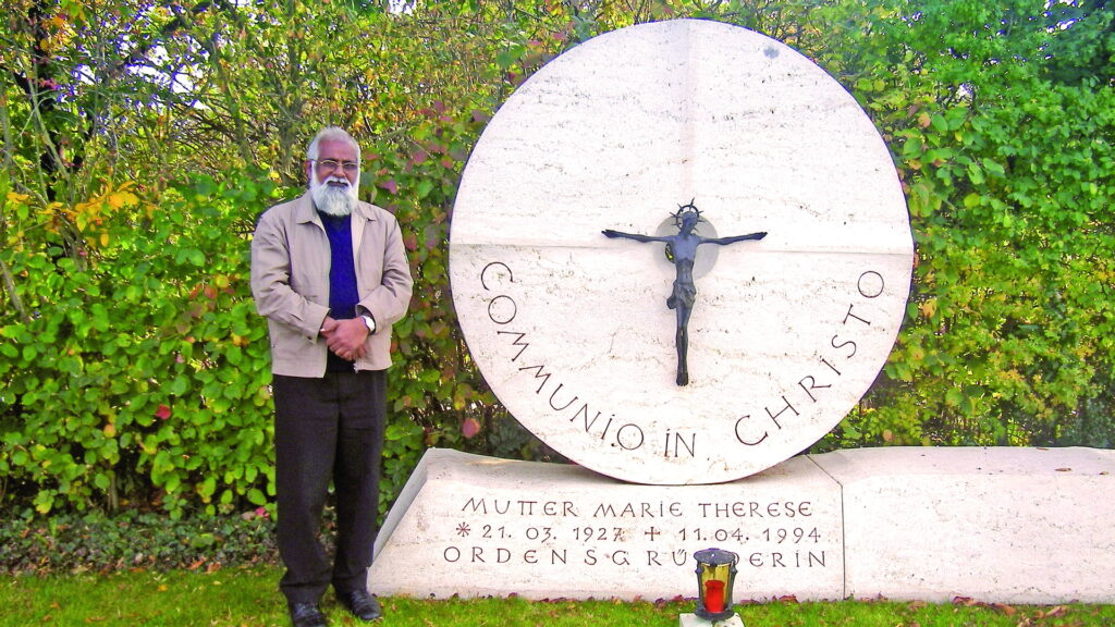 Auch das Grabmal der Communio-Gründerin Mutter Marie Therese auf dem Mechernicher Friedhof trägt die Handschrift Hans Wurmers. Der Bildhauer, der schon in den frühen Jahren für die Gemeinschaft arbeitete, übersetzte ihren geistlichen Anspruch in eine ebenso zurückhaltende wie ausdrucksstarke Formensprache – ein dauerhaftes Zeichen der Verbundenheit zwischen Kunst, Glaube und der Geschichte der Communio in Christo. Hier ist Theologieprofessor Geevarghese Chediath (+) am Grabmal zu sehen, Mitglied im Wissenschaftlichen Rat des Ordo Communionis in Christo und Übersetzer der Ordensregel Mutter Marie Thereses in Malayalam, die Sprache der indischen Thomaschristen. Foto: Edo Dijkstra/Communio in Christo/pp/Agentur ProfiPress