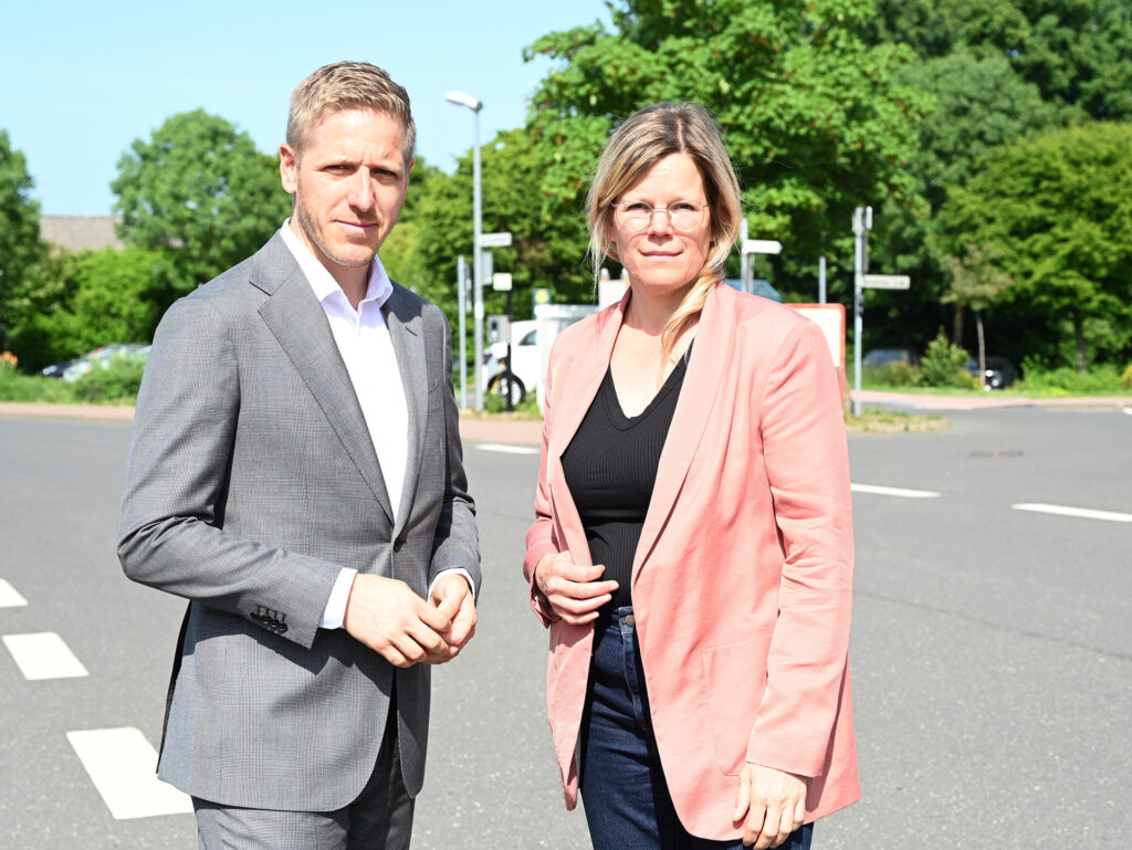 Landrat Markus Ramers und Landrätin Julia Gieseking (Vulkaneifel) wendeten sich gemeinsam an Bundesverkehrsminister Steffen Bilger. Der A1-Lückenschluss und zweigleisiger Ausbau der Eifelstrecke sollen mit hoher Priorität vorangetrieben werden. Foto: Petra Grebe/pp/Agentur ProfiPress