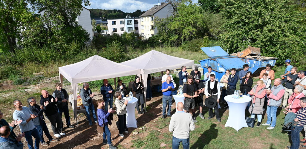 Handwerker, Planer, Erwerber, Vertreter von Stadt und Bank sowie weitere Projektbeteiligte kamen auf der Baustelle an der Heerstraße zum traditionellen Richtfest zusammen. Bezugsfertig sollen die elf Wohnungen im September 2027 sein. Foto: Manfred Lang/pp/Agentur ProfiPress