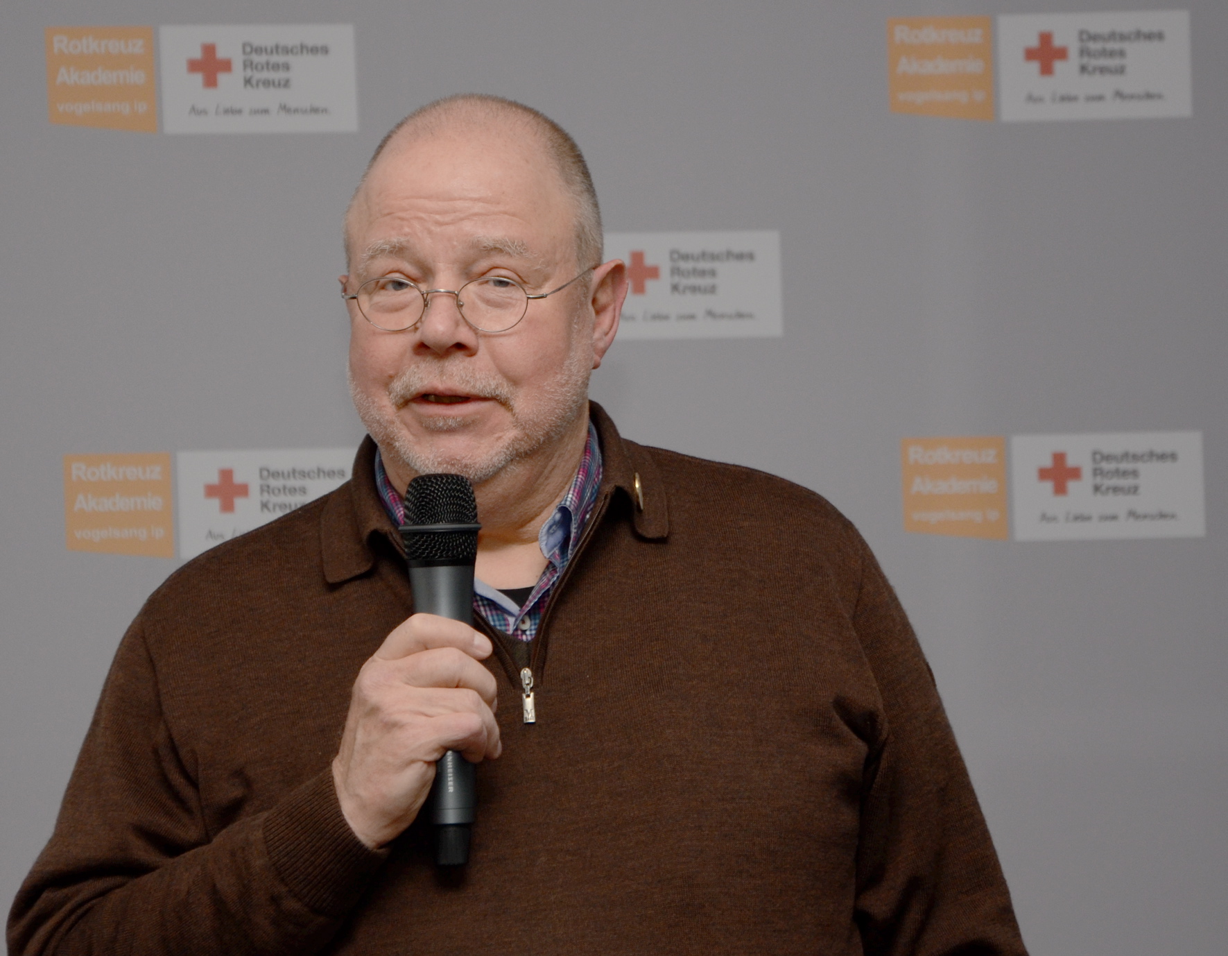 Rolf Zimmermann begrüßt