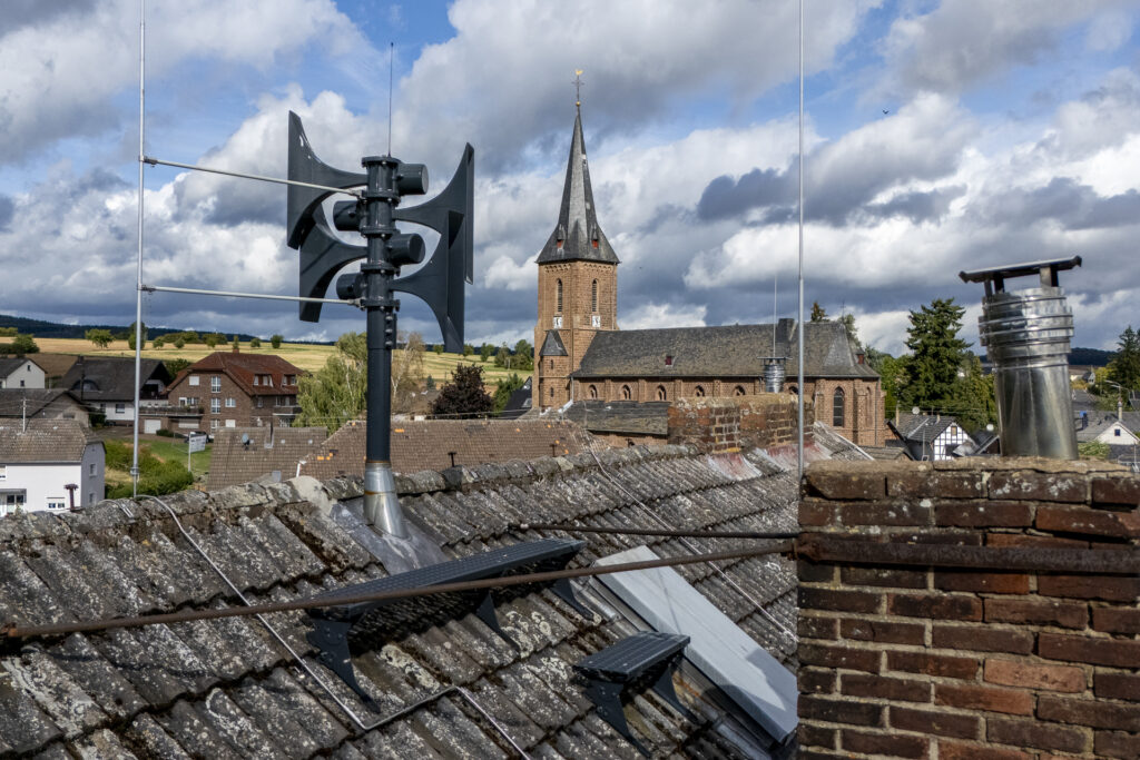 Beim bundesweiten Warntag am kommenden Donnerstag, 10. September, werden auch die Sirenen im Mechernicher Stadtgebiet getestet. Dazu zählt auch die moderne Sirenenanlage in Bleibuir – im Hintergrund die Pfarrkirche St. Agnes. Foto: Ronald Larmann/pp/Agentur ProfiPress