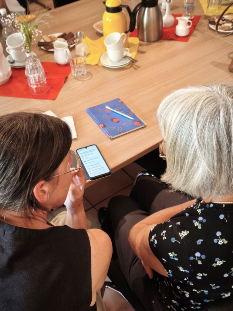 Wenn das Handy nach einem Update schreit: „Wo kriege ich das her?“ – Solche und viele andere Fragen können ältere Menschen in Euskirchen beim Smartphone-Stammtisch des DRK Euskirchen stellen, der einmal Monat donnerstags im Mehrgenerationenhaus des DRK stattfindet. Foto: Kerstin Rottland/pp/Agentur ProfiPress