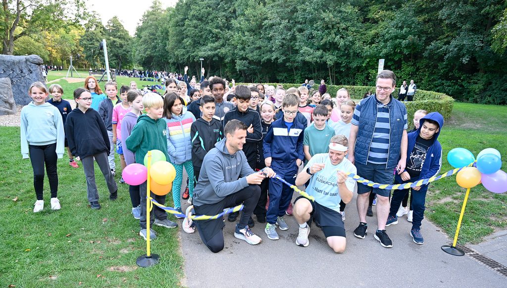 Und los: (vorne, v. l.) die Schirmherren Bürgermeister Michael Fingel, Landrat Markus Ramers und Micha Kreitz, Schulleiter des Mechernicher Gymnasium Am Turmhof, eröffneten den diesjährigen Schul-Sponsorenlauf im Kommerner Mühlenpark. Foto: Henri Grüger/pp/Agentur ProfiPress