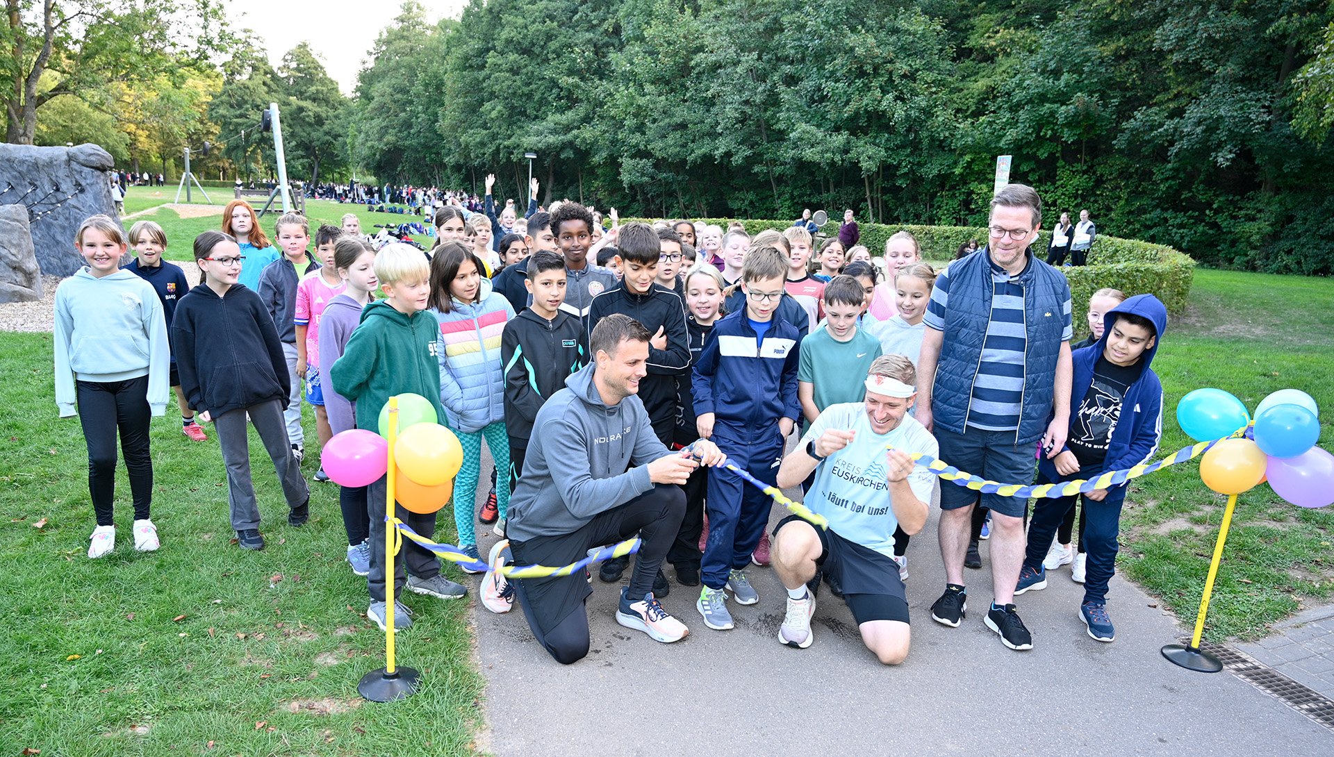 Und los: (vorne, v. l.) die Schirmherren Bürgermeister Michael Fingel, Landrat Markus Ramers und Micha Kreitz, Schulleiter des Mechernicher Gymnasium Am Turmhof, eröffneten den diesjährigen Schul-Sponsorenlauf im Kommerner Mühlenpark. Foto: Henri Grüger/pp/Agentur ProfiPress