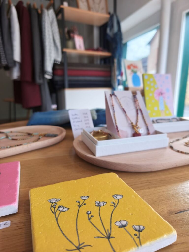 Im Atelier finden sich auch geschmackvolle Tücher, Schmuck und kunstvolle Keramik. „Ich weiß bei jedem Teil, wo es herkommt oder wer es gemacht hat“, sagt Stefanie Behling. Foto: Kerstin Rottland/pp/Agentur ProfiPress