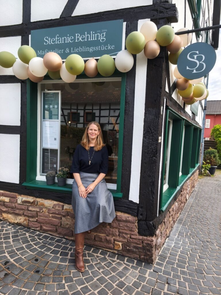 Die Adresse steht ihr gut: Modedesignerin Stefanie Behling hat am Samstag an der Mühlengasse 4 ihr neues Ladenatelier eröffnet. Foto: Kerstin Rottland/pp/Agentur ProfiPress