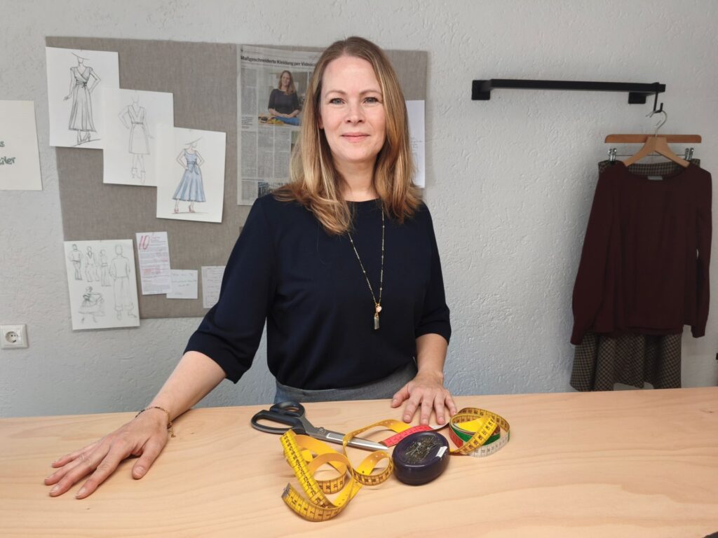Behling setzt lauf Kleidung, die lange getragen wird. „Ein hochwertiges Stück kann einen über viele Jahre begleiten und bei Bedarf repariert, gekürzt oder immer mal wieder an die Figur angepasst werden.“ Foto: Kerstin Rottland/pp/Agentur ProfiPress