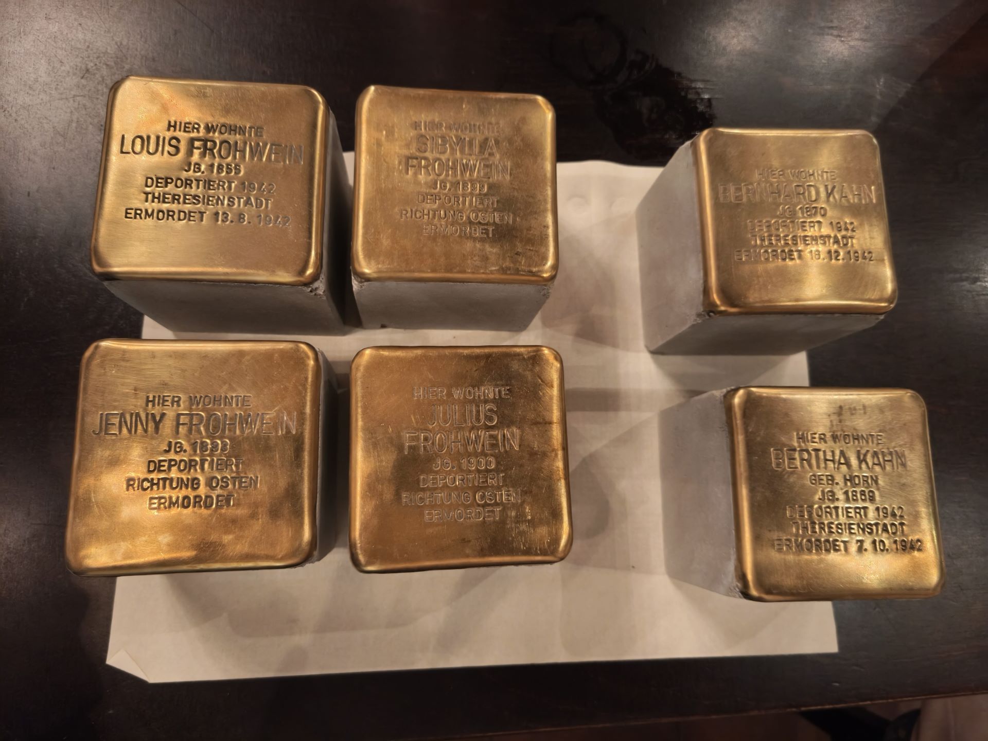 Sie liegen schon bereit: Sechs frische Stolpersteine, die demnächst an die ermordeten Mitglieder von zwei jüdischen Familien aus Kommern und Mechernich erinnern. Foto: Kerstin Rottland/pp/Agentur ProfiPress