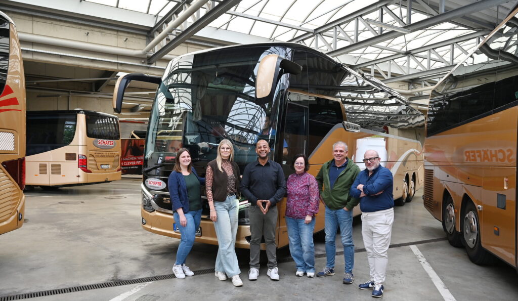 Sie planen Reisen für eine Jahreszeit, in der früher kaum jemand an Busurlaub dachte: Das Team von „Schäfer Reisen“ mit (v.l.) Elisa Schikorra, Anne Lehner, Reyad Khaled, Renate Heyartz, Firmeninhaber Christoph Lehner und Reiseverkehrskaufmann Matthias Feuser. Foto: Manfred Lang/pp/Agentur ProfiPress