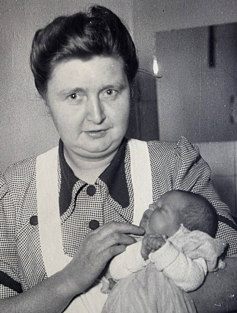 Christine „Tina“ Jannes mit einem Säugling: Zeitgenössische Zeitungsberichte schreiben ihr mehr als 13.000 Geburten zu. Für viele Familien in Mechernich und Umgebung war sie über drei Generationen hinweg die Hebamme ihres Vertrauens. Repro: privat/pp/Agentur ProfiPress