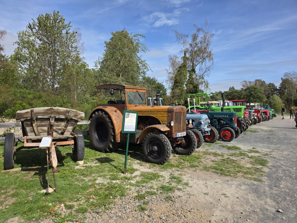 Vom Zugtier zur Motorkraft: Historische Traktoren aus mehreren Jahrzehnten veranschaulichten den technischen Umbruch in der Landwirtschaft nach dem Zweiten Weltkrieg. Foto: Manfred Lang/pp/Agentur ProfiPress