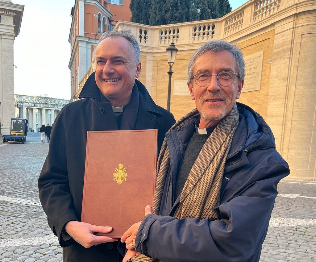 Ein Buch als Fügung: Ludwig Kröger übergab Kardinal Mauro Gambetti im Dezember 2024 ein historisches Statutenbuch des Petersdomkapitels – wenig später fragte der Erzpriester der Basilika, ob der Rheinländer Kanoniker an Sankt Peter werden wolle. Foto: Archiv Kröger/pp/Agentur ProfiPress