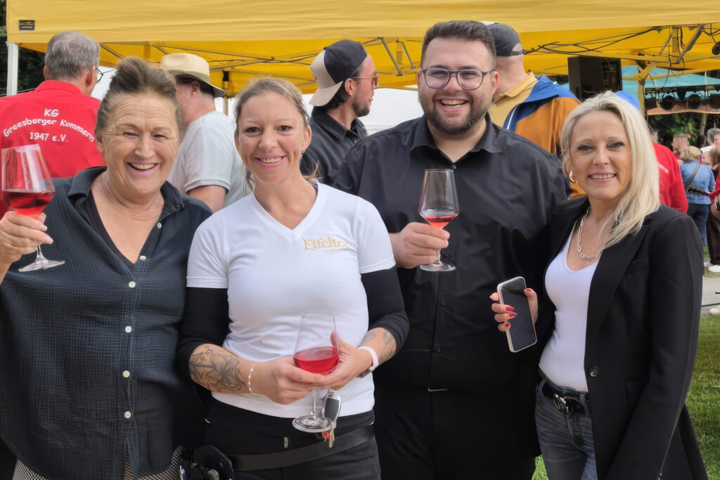 Das Team des Eifeltor Erlebnisparks mit Erni Kipp (v.l.), Christina Flimm und Umut Dede genoss das Fest gemeinsam mit Manuela Holtmeier, die im Mechernicher Rathaus die Städtepartnerschaften verantwortet und pflegt. Foto: privat/pp/Agentur ProfiPress