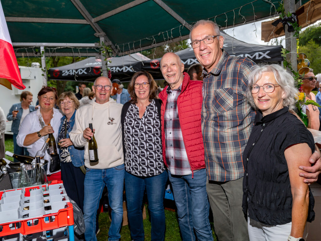 Die Thekencrew hatte kaum eine Verschnaufpause. Die edlen Tropfen aus Deutschland und Nyons wurden kredenzt von Ute Contemprée, Angelika Rhein, Ralf Claßen, Tanja Hüllenkrämer, Wilfried Hamacher, Klaus Thiemann, Astrid Sadowski und zahlreichen Helferinnen und Helfern. Foto: Ronald Larmann/pp/Agentur ProfiPress