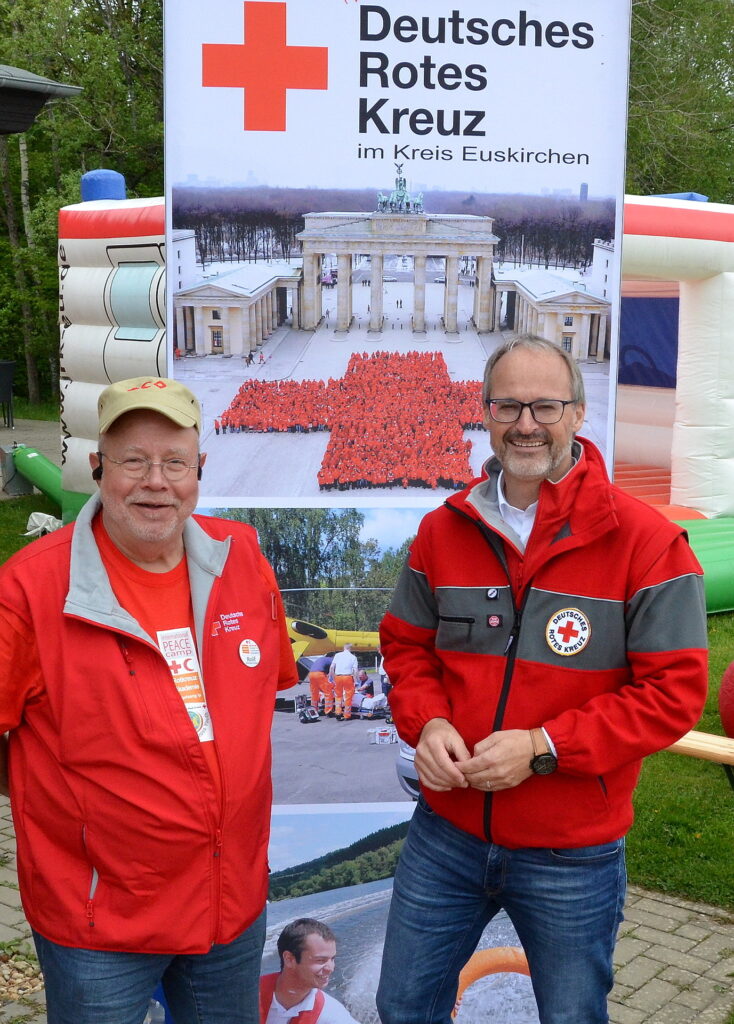 Rotkreuz-Kreisgeschäftsführer alt, Rolf Zimmermann (l.), und neu, Rolf Klöcker, anlässlich des Weltrotkreuztages 2022. Foto: Manfred Lang/pp/Agentur ProfiPress