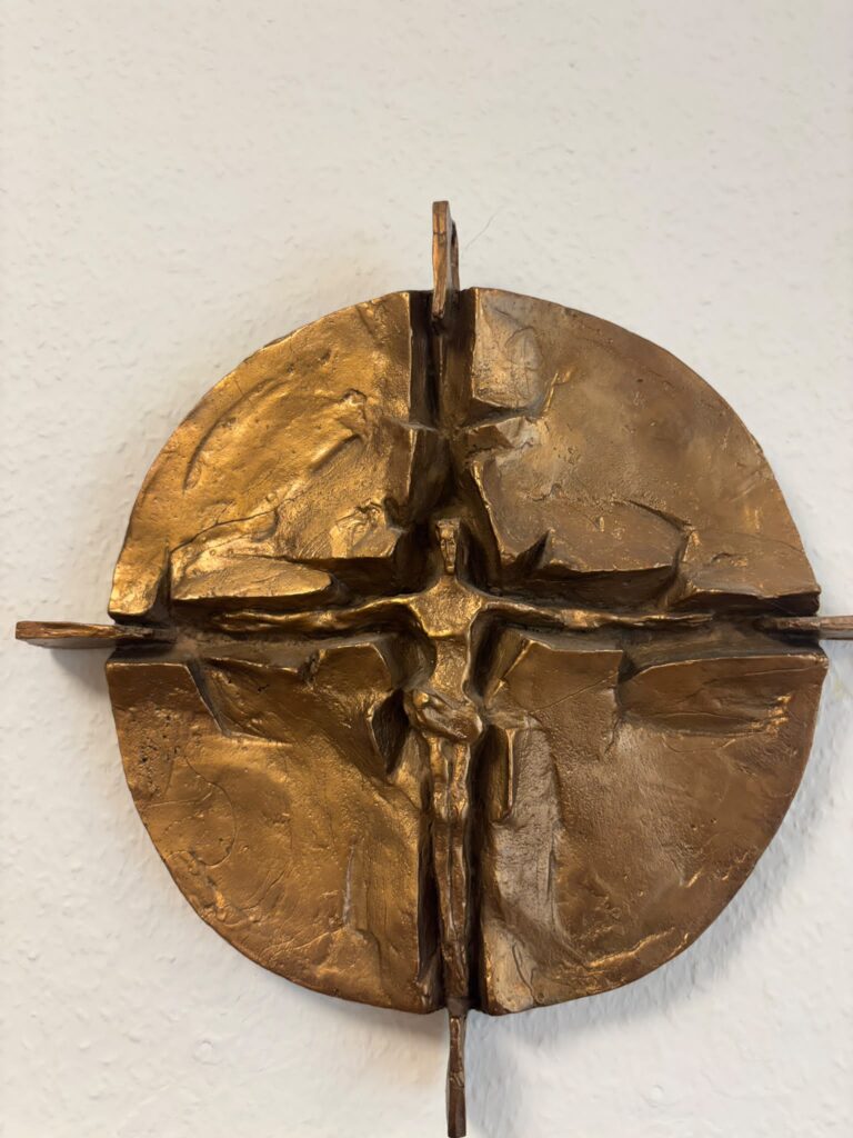 Kreuz und Christus werden bei Hans Wurmer zu einer beinahe zeichenhaften Einheit: Das Bronzerelief in der Hauskapelle von „Haus Efatta“ in Blankenheim zeigt die für den Bildhauer typische expressive Formensprache, in der die Spuren der Modellierung bewusst sichtbar bleiben. Foto: Norbert Arnold/Communio in Christo/pp/Agentur ProfiPress