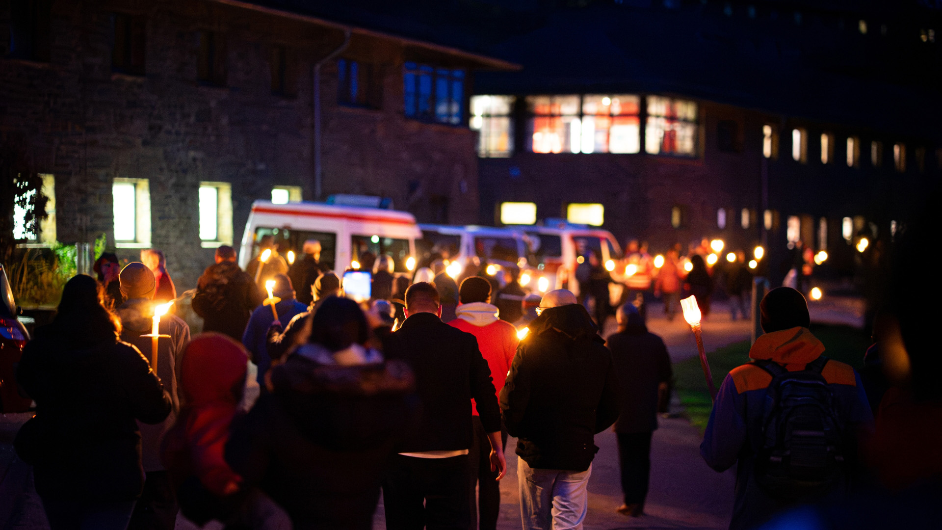 Rund 350 Menschen nahmen in Vogelsang Abschied von Rotkreuz-Urgestein Rolf Zimmermann. Bei Einbruch der Dunkelheit liefen sie in einem gemeinsamen Lichterzug entlang der Einrichtungen und Projekte, die auf seine Ideen und Visionen zurückgehen. Foto: Niklas Rose/DRK-Kreisverband Euskirchen/pp/Agentur ProfiPress