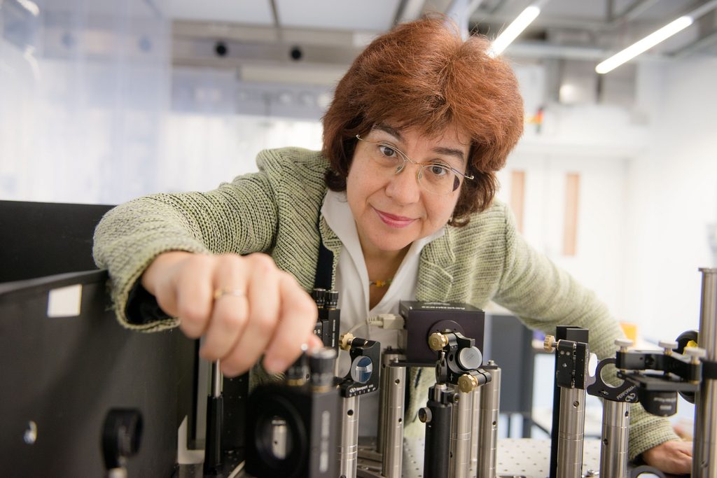 Prof. Dr. Martina Havenith-Newen im Labor der Ruhr-Universität Bochum: Die in Mechernich geborene Physikerin machte aus ihrer frühen Begeisterung für Sterne, Laser und Moleküle eine internationale Wissenschaftskarriere. Foto: © RUB, Marquard