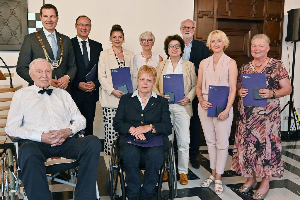 Prof. Dr. Martina Havenith-Newen wurde für ihre Verdienste um Wissenschaft, Forschung und die Stadt Bochum mit der Ehrenplakette ausgezeichnet. Foto: © BMR / Mindnapped / Florian Shenton