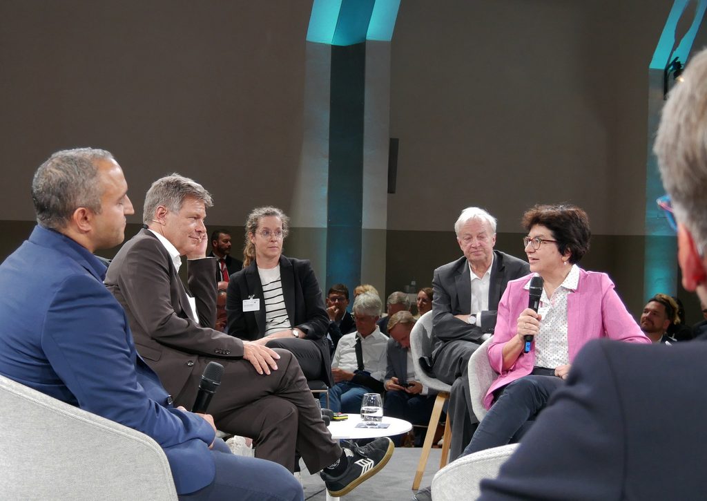 Prof. Dr. Martina Havenith-Newen im wissenschafts- und wirtschaftspolitischen Austausch: Die Mechernicher Physikerin gehört zu den profilierten Stimmen der deutschen Forschungslandschaft. Foto: © RESOLV