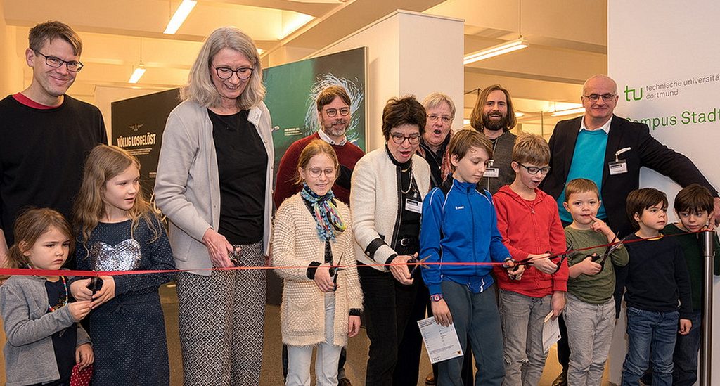 Wissenschaft zum Anfassen: Bei der Eröffnung von „Völlig losgelöst“ in Dortmund zeigte sich Prof. Dr. Martina Havenith-Newen auch als Vermittlerin naturwissenschaftlicher Begeisterung an die junge Generation. Foto: © Martina Hengesbach / TU Dortmund
