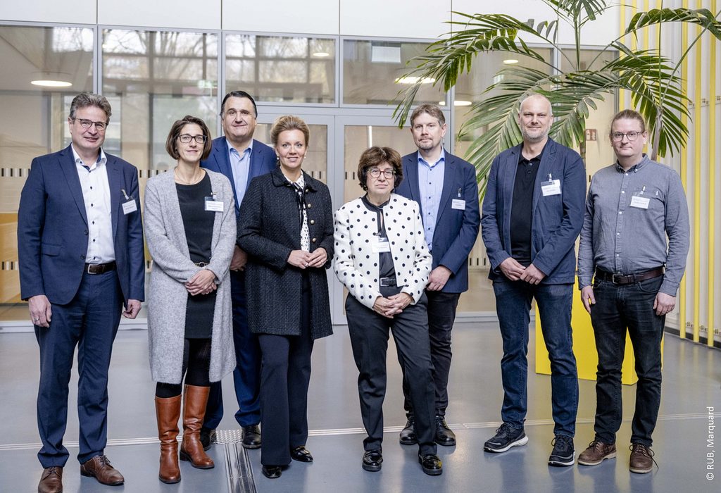 Beim Besuch von NRW-Wissenschaftsministerin Ina Brandes an der Ruhr-Universität Bochum stellte Prof. Dr. Martina Havenith-Newen die Arbeit des Exzellenzclusters RESOLV und die Bochumer Spitzenforschung vor. Foto: © RUB, Marquard