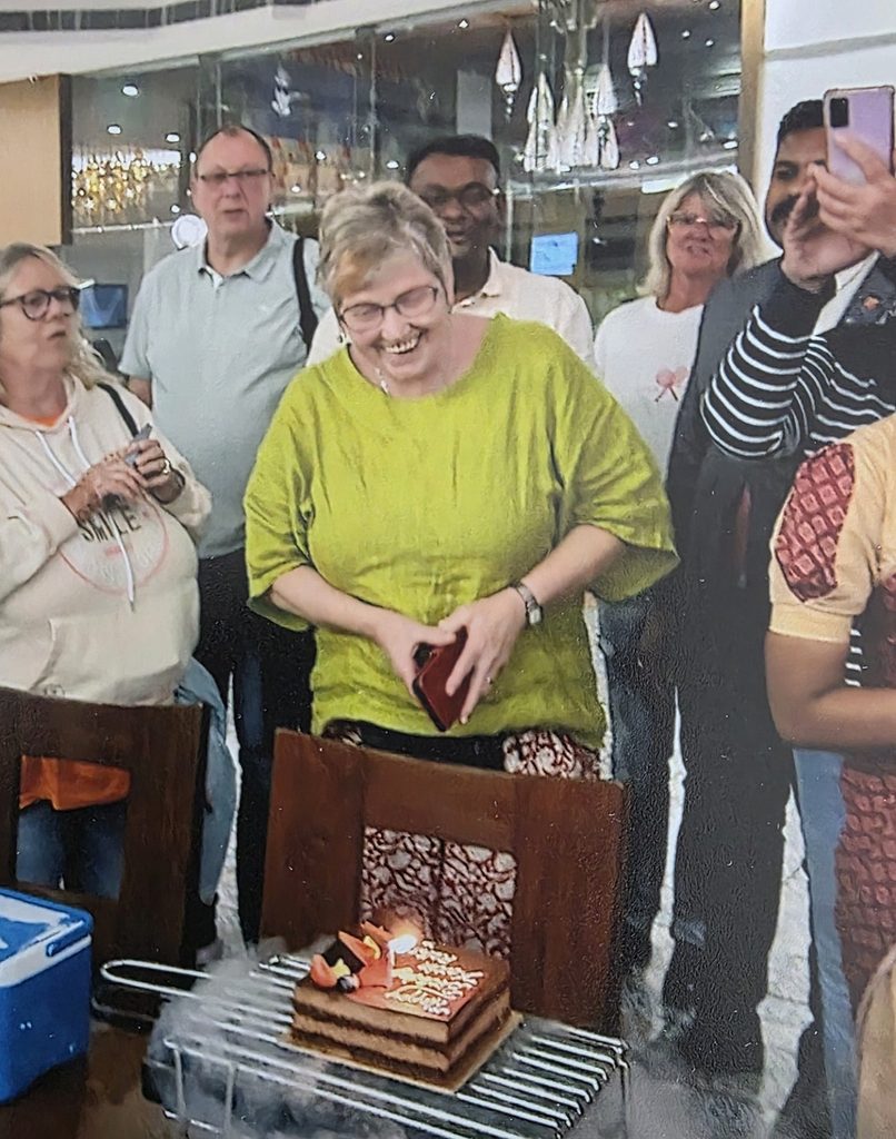 Geburtstag fern der Heimat: Karin Raths wurde während der Indienreise 71 Jahre alt. Die Gastgeber ließen die langjährige Vorsitzende des Bouderather Missionskreises mit einem großen Kuchen hochleben – bei den Kerzen beließ man es augenzwinkernd bei einer einzigen. Foto: Privat/pp/Agentur ProfiPress