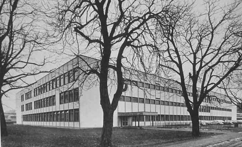 Das Städtische Adolf-Weber-Gymnasium in München kurz nach seiner Fertigstellung 1964: Bereits 1963, im Todesjahr des Mechernicher Nationalökonomen, erhielt die wirtschaftswissenschaftliche Schule seinen Namen. Foto/Repro: Städtisches Adolf-Weber-Gymnasium München