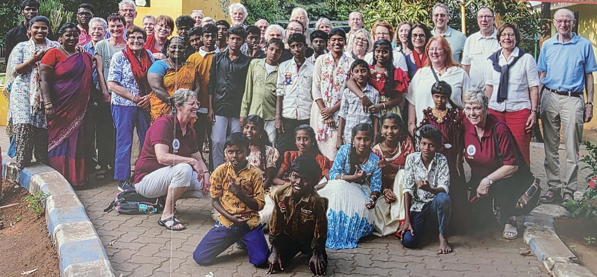 Aus jahrelanger Hilfe wurde persönliche Begegnung: Mitglieder der 28-köpfigen deutschen Reisegruppe gemeinsam mit Kindern, Jugendlichen, Betreuerinnen und Verantwortlichen des „Sunrise Children’s Village“, das seit Mitte der 90er Jahre aus dem Raum Nettersheim/Mechernich unterstützt wird. Foto: Privat/pp/Agentur ProfiPress