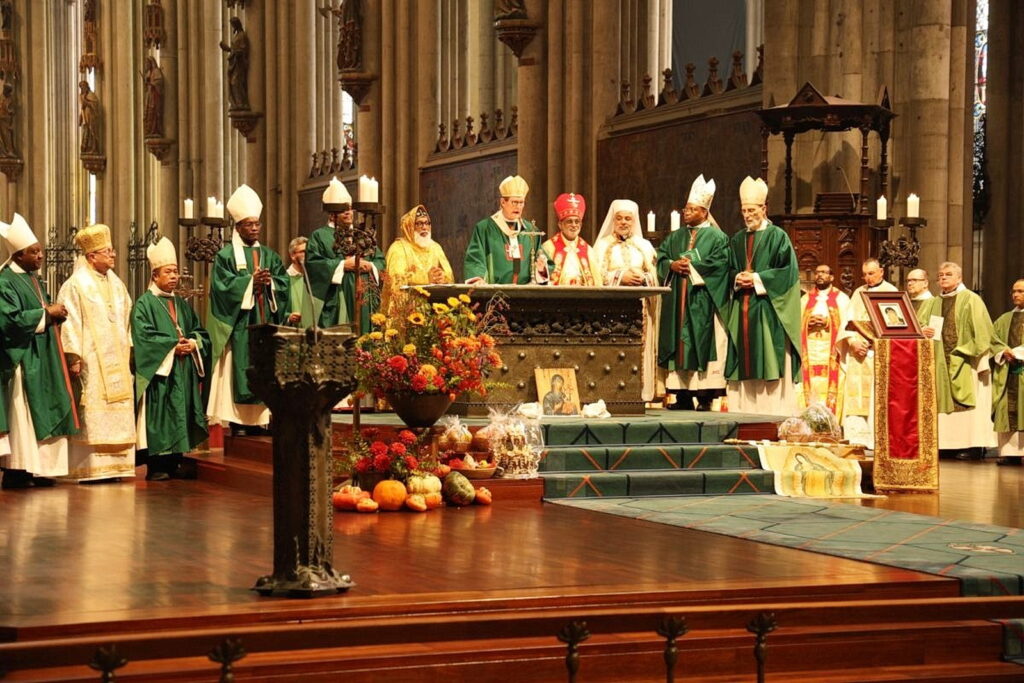 Weltkirche sichtbar am Altar des Kölner Doms: Bischöfe und Priester aus zahlreichen Ländern und unterschiedlichen katholischen Traditionen feierten gemeinsam das Pontifikalamt zum 50-jährigen Bestehen der weltkirchlichen Zusammenarbeit im Erzbistum Köln. Unter den hochrangigen Gästen war auch Moran Mor Baselios Kardinal Cleemis (m.), links neben Kardinal Woelki, Oberhaupt der syro-malankarischen katholischen Kirche in Indien. Foto: Communio in Christo/pp/Agentur ProfiPress