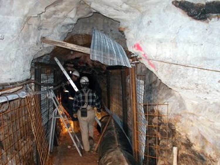Am Anfang der Sicherungsarbeiten unter Tage standen provisorisch wirkende, aber bergbaulich notwendige Einbauten. Später folgten unter anderem Schachtaufwältigung, Leitungen, Bewetterung, Spritzbeton und Auffangsysteme. Foto: Kreis Euskirchen/pp/Agentur ProfiPress