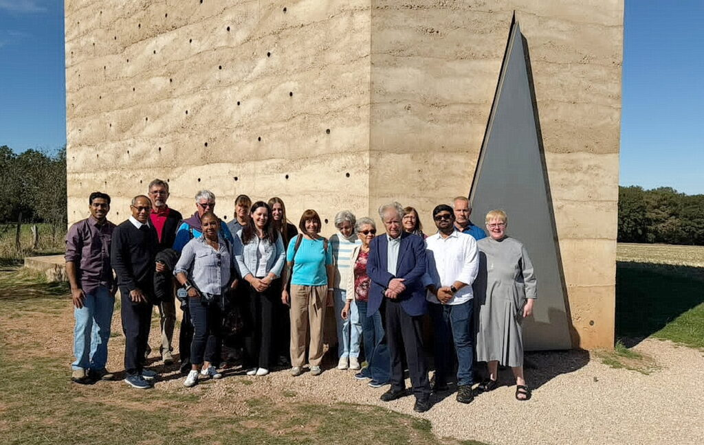 Die Schweizer Besucher und ihre Gastgeber von der Communio in Christo vor der von dem Schweizer Stararchitekten Peter Zumthor entworfenen Bruder-Klaus-Feldkapelle in Mechernich-Wachendorf. Am Festtag des Schweizer Landespatrons Niklaus von Flüe bekam der Besuch für die Gäste aus dem Bistum Basel eine besondere spirituelle Bedeutung. Ganz links Father Subin neben Generalsuperior Father Jaison Thazhathil, in der Mitte Trudel Scheidtweiler, die die Gäste persönlich führte, von rechts Schwester Lidwina und Father Jaimson. Foto: Communio in Christo/pp/Agentur ProfiPress